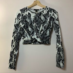 Revamped | Snake print twist top crop size S